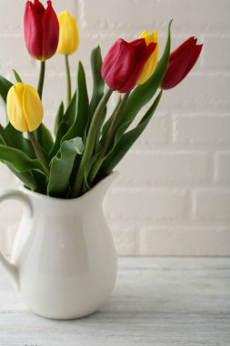 Beyaz sürahi içinde kırmızı ve Sarı Lale