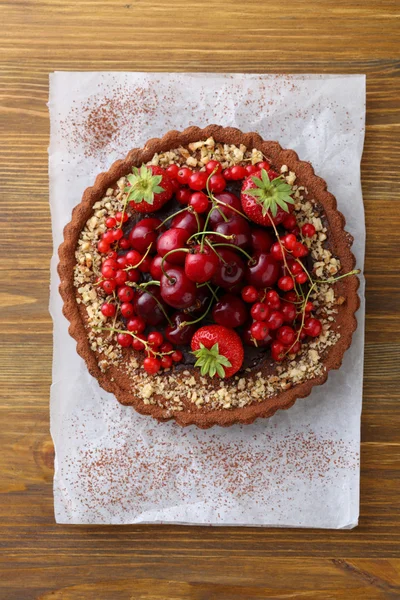 Chocolate tart decorated with fresh berries — Stock Photo, Image