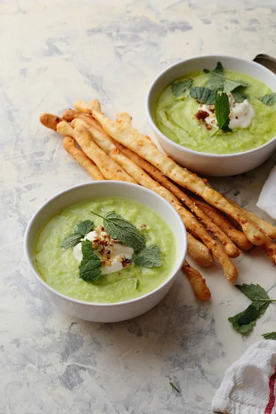 Ciotole di broccoli e crema di piselli verdi — Foto Stock