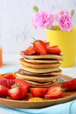 taze çilek ile Pancakes
