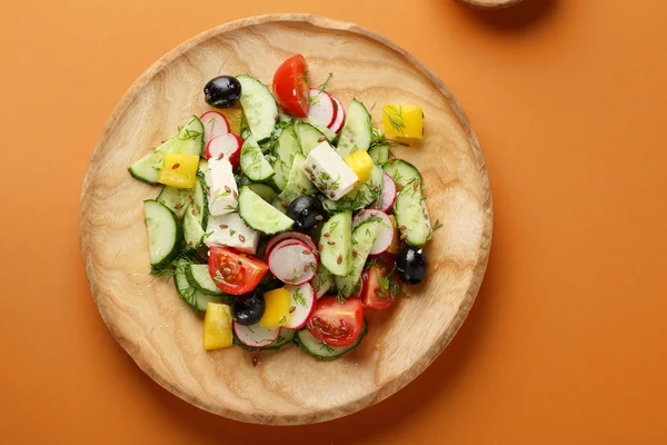 Salade grecque fraîche avec feta et olives — Photo
