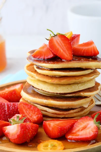 Pancake dengan berry segar — Stok Foto