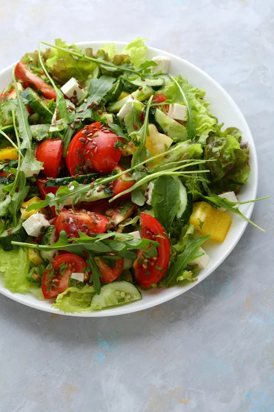 Großer Teller mit frischem Salat — Stockfoto