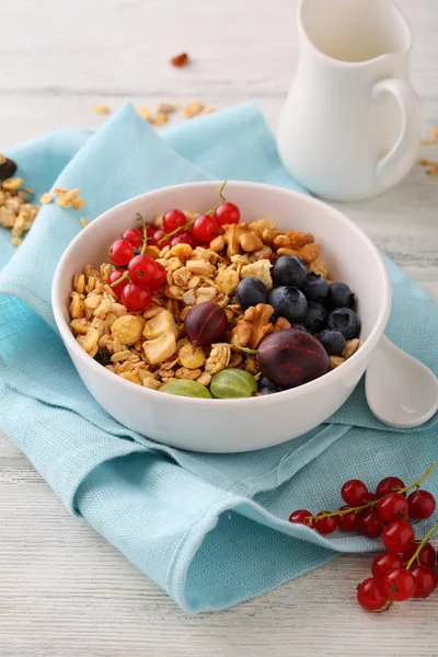 Granola με μούρο για υγιεινό πρωινό — Φωτογραφία Αρχείου