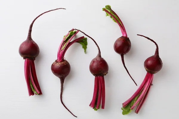 Rauwe verse beetroots op witte achtergrond — Stockfoto