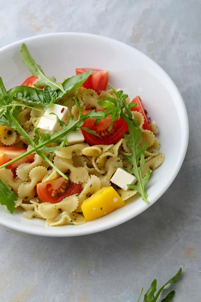 Insalata di pasta italiana in ciotola — Foto Stock