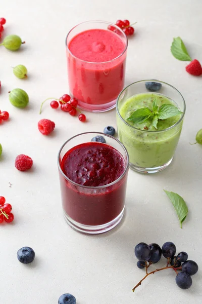 Smoothie de proteína de bagas em vidro — Fotografia de Stock