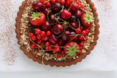 Beyaz üzerine yaz berry tart 