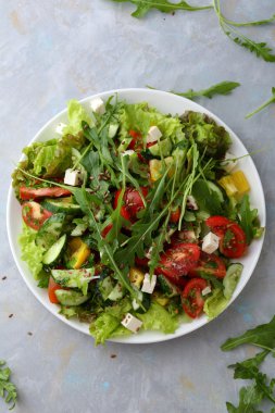 Yeşil sebzeler taze ve gevrek salata