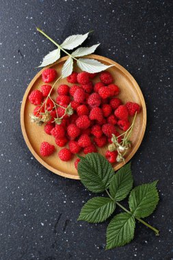 Organik ahududu ahşap plaka üzerinde