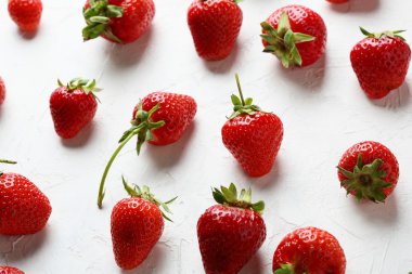 Beyaz arka plan üzerinde çilek deseni