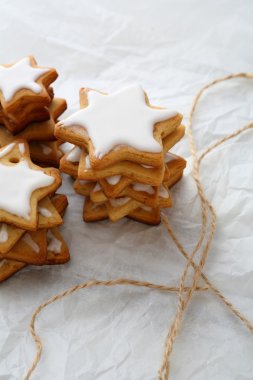 Buzlanma ile gingerbread yıldız kurabiye