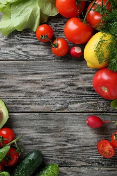 Fresh organic vegetables on wood — Stock Photo, Image