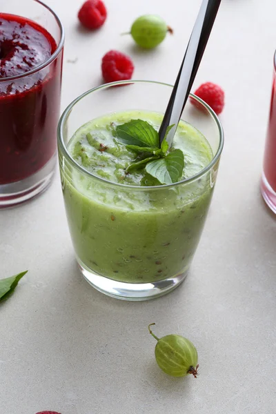 Gröna och röda sommardrinkar i glas — Stockfoto