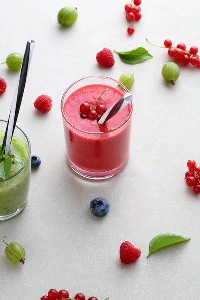 Zomer bessen smoothies in glazen — Stockfoto