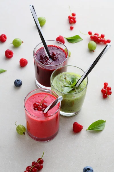 Summer berries cocktails in glasses — Stock Photo, Image