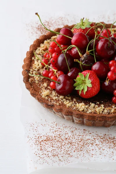 Tarta de bayas de verano sobre fondo de madera blanca — Foto de Stock