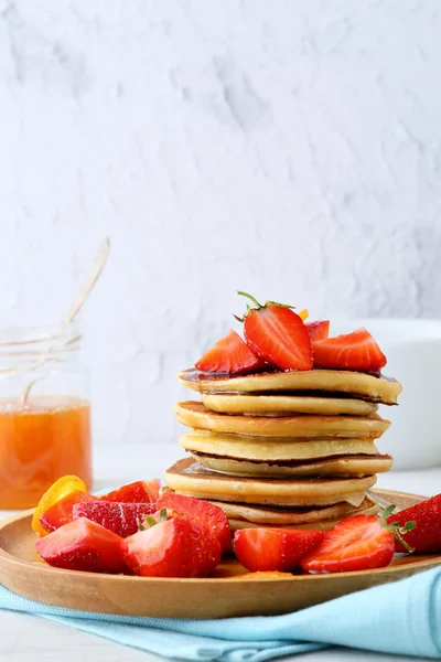 Stack pannkakor med jordgubbe — Stockfoto