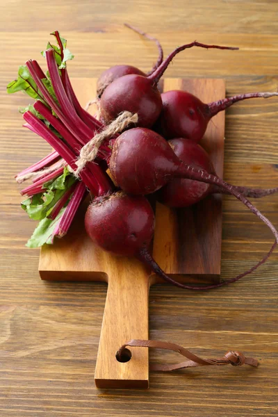 Bunch of raw beetroots on wood — Stock Photo, Image