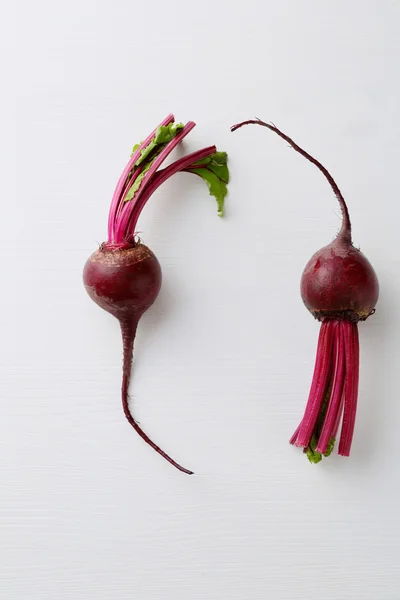 흰색 나무 배경 원시 beetroots — 스톡 사진