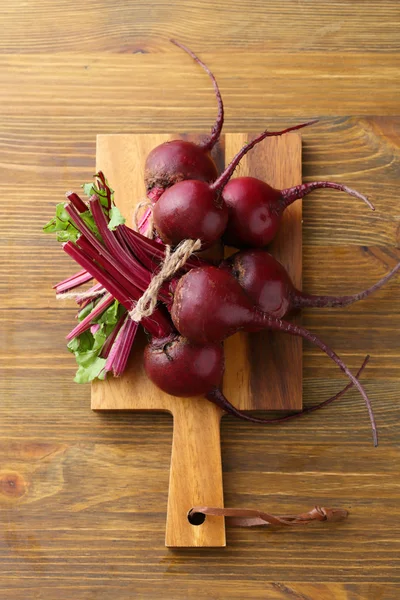 Barbabietole fresche sul tagliere — Foto Stock