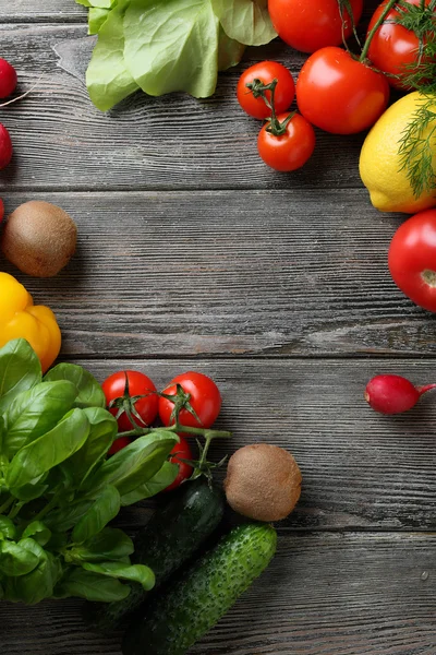 Fresh organic vegetables on wooden background — Stock Photo, Image