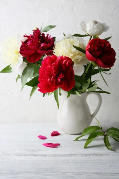 Fresh peonies in white vase — Stock Photo, Image