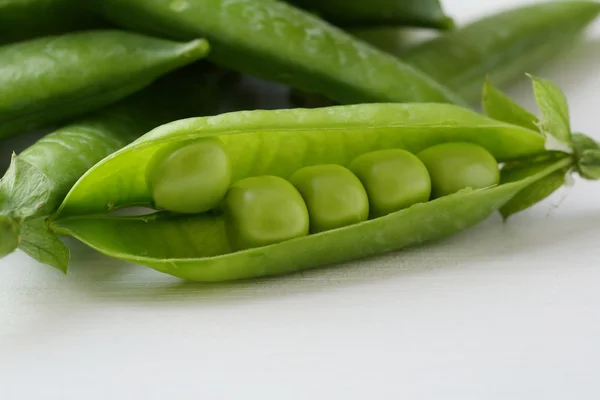 Closeup čerstvý zelený hrášek — Stock fotografie