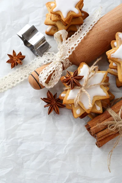 Пряничное рождественское печенье и булавка — стоковое фото