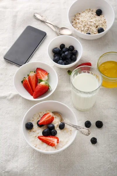 健康早餐美食博客，谷物和智能手机 — 图库照片