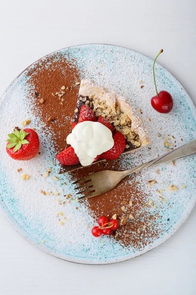 Torta de baga fresca com creme no prato — Fotografia de Stock