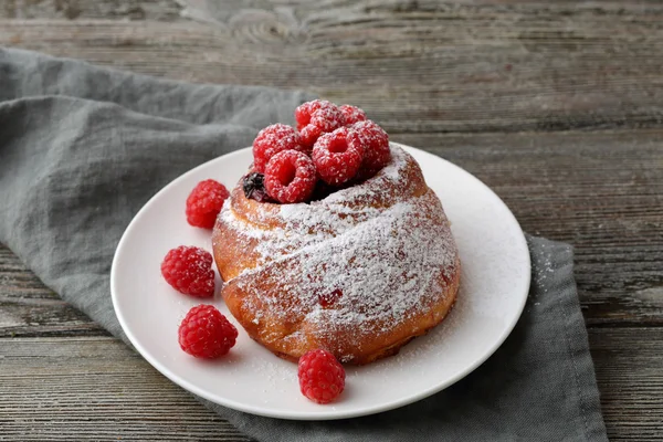 自制甜面包配树莓 — 图库照片