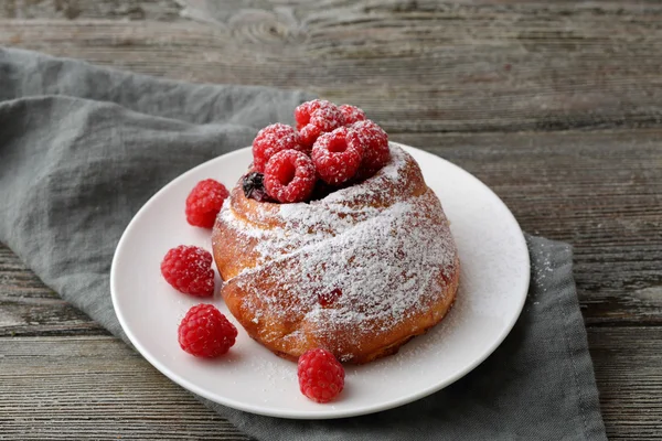 Bollos dulces caseros con frambuesa — Foto de Stock