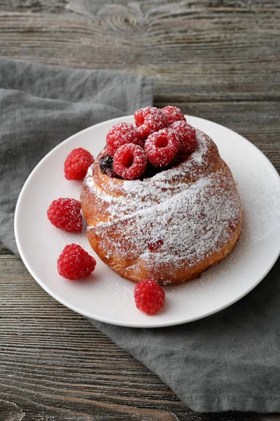 Söta bullar med hallon — Stockfoto