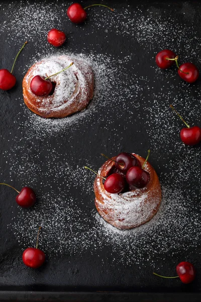 Hembakade bullar med färska körsbär — Stockfoto