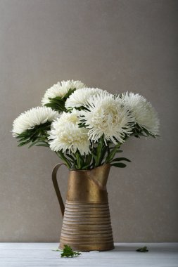 Sürahi ahşap masa üzerinde beyaz Aster