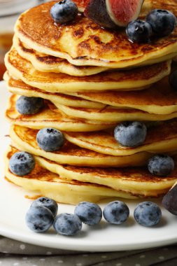 Yaban mersini ve akçaağaç şurubu closeup ile Pancakes