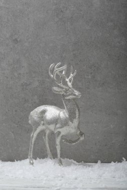Gri arka plan üzerinde Noel geyiği