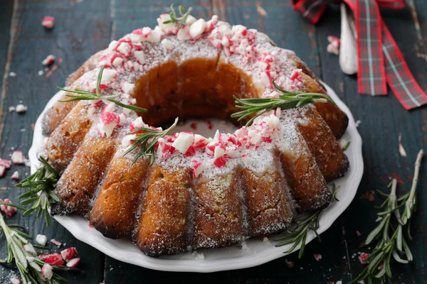 Pastel de Navidad en mesa rústica —  Fotos de Stock