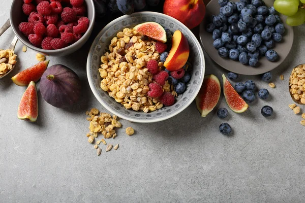 Cuencos de desayuno con bayas frescas en hormigón —  Fotos de Stock