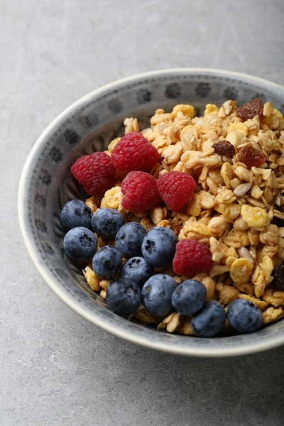 Tigela de pequeno-almoço com fruta fresca — Fotografia de Stock