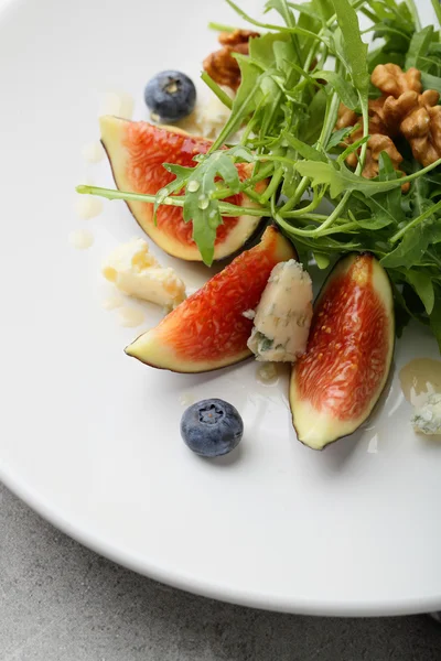 Vijgen salade met kaas closeup — Stockfoto