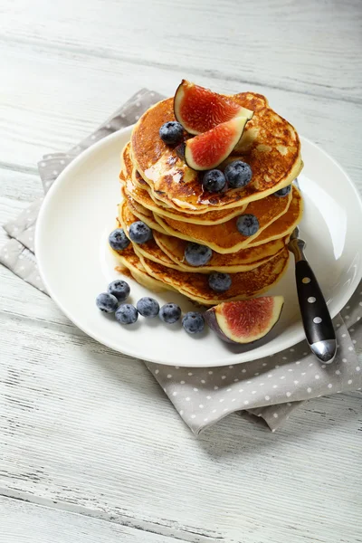 Panqueques con frutas en madera blanca — Foto de Stock