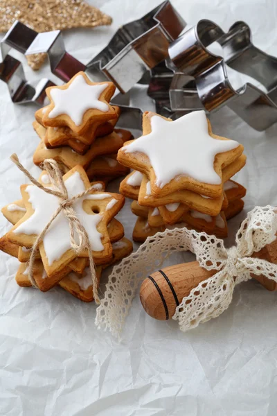 Noel kurabiyeleri ve pişirme gereçleri — Stok fotoğraf