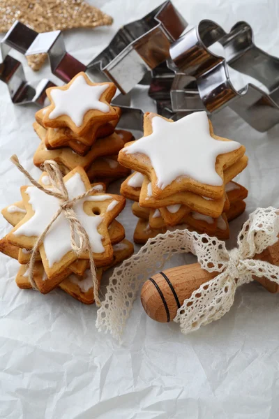 Weihnachtsplätzchen und Backutensilien — Stockfoto