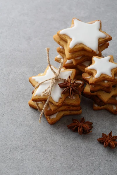 Galleta de estrellas de Navidad con hielo sobre fondo gris — Foto de Stock