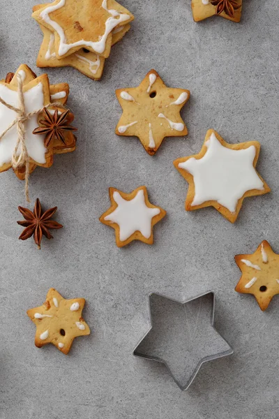 Natal estrelas biscoito no fundo cinza — Fotografia de Stock