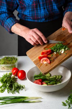 Vejetaryen salatası hazırlıyorum.