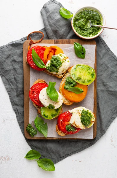 Tomaat Kaas Toast Met Pesto Saus — Stockfoto