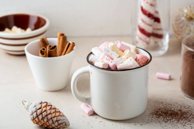 Noel sıcak çikolatasıyla marşmelovu yakın.